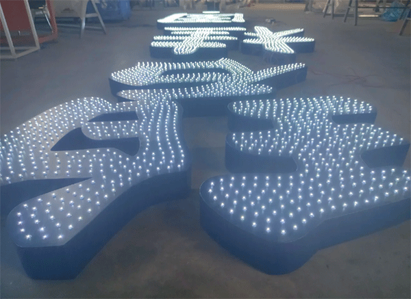 穿孔燈發光字的特征