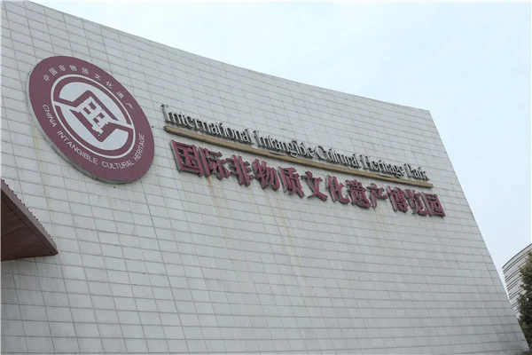 樓頂大型發光字制作安裝報價方案，可私咨詢哦