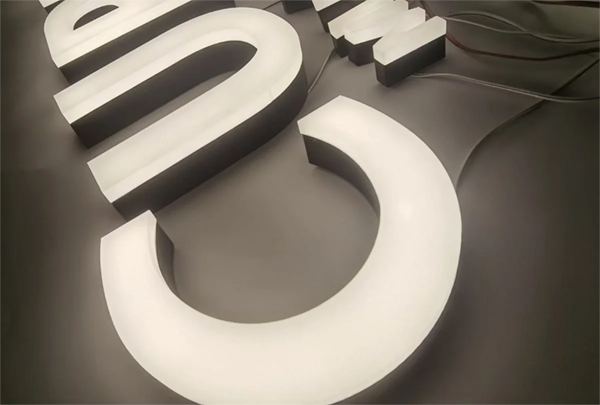 如何挑選合適自己店鋪招牌發光字