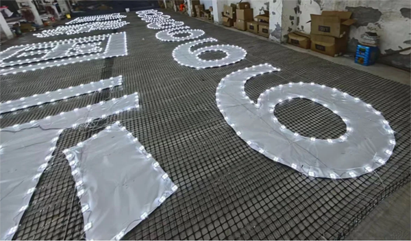 大樓外墻掛網(wǎng)發(fā)光字